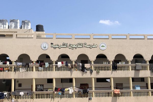 صورة لأحد الناجين من مجزرة مدرسة &quot;التابعين&quot; الشرعية في حي &quot;الدرج&quot; في مدينة غزة، التي قصفها الجيش الإسرائيلي - سبوتنيك عربي