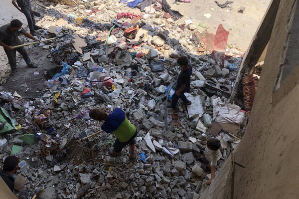 صورة من مجزرة مدرسة &quot;التابعين&quot; الشرعية في حي &quot;الدرج&quot; في مدينة غزة، التي قصفها الجيش الإسرائيلي - سبوتنيك عربي