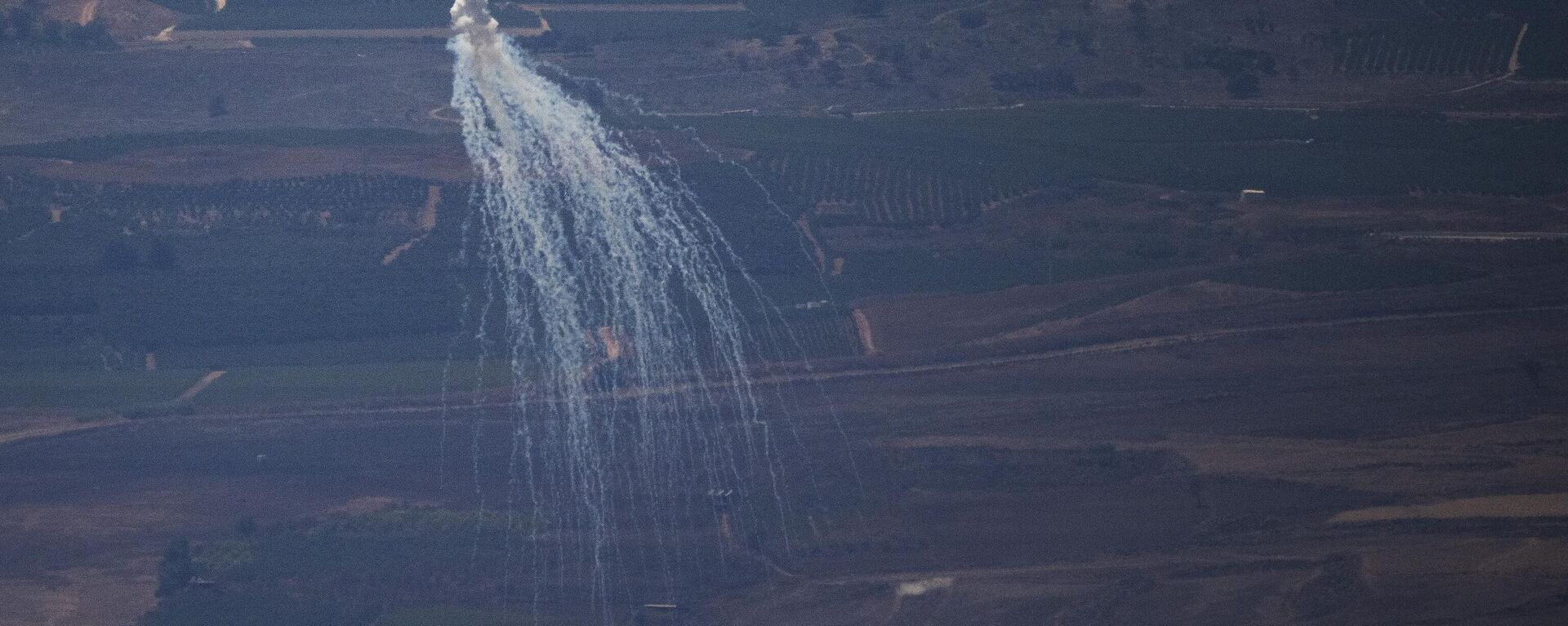 قصف متبادل بين حزب الله في لبنان وقوات الجيش الإسرائيلي على الحدود بين البلدين - سبوتنيك عربي, 1920, 27.08.2024