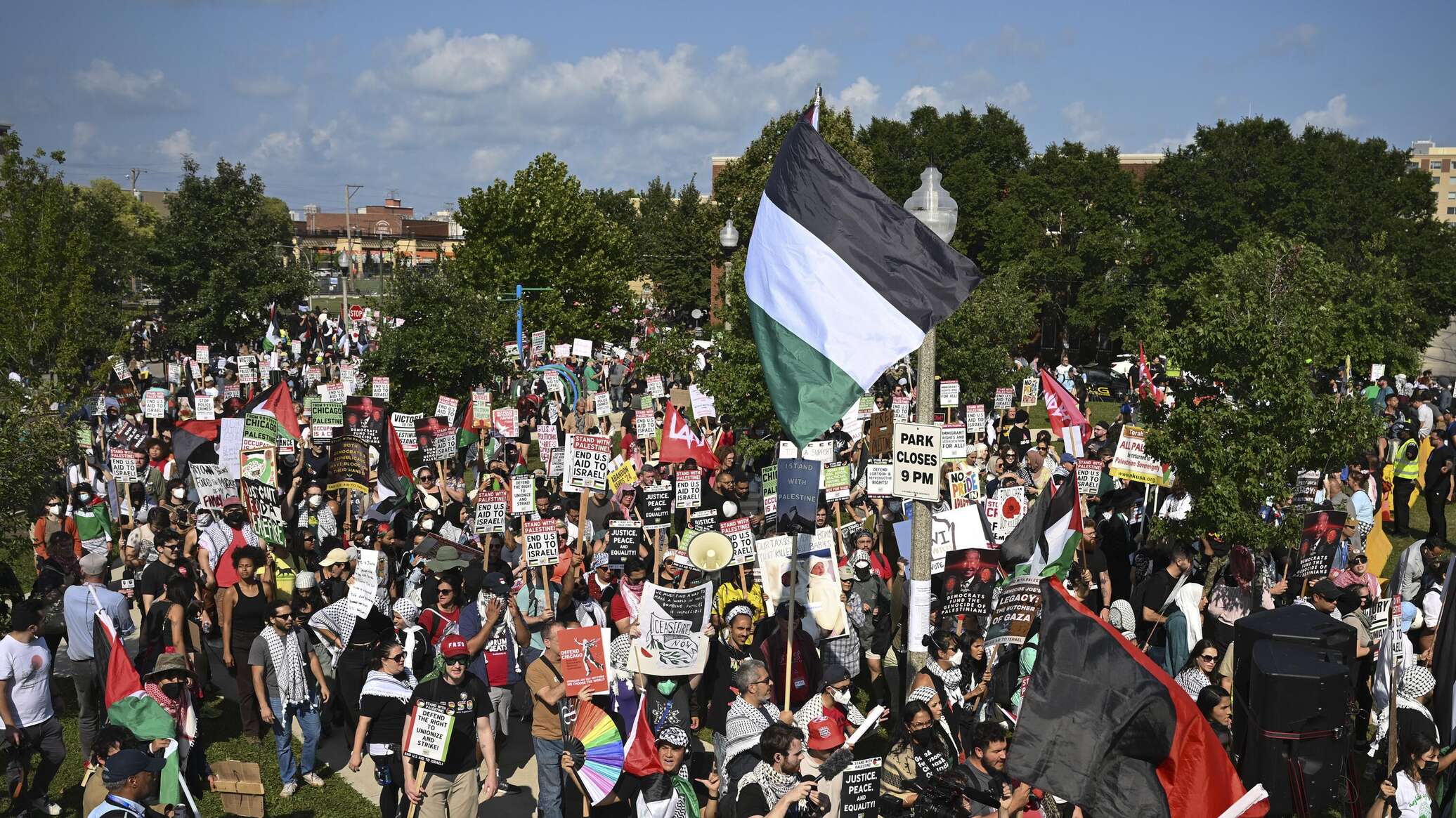 متظاهرون مؤيدون لفلسطين يخترقون الحاجز الأمني في مؤتمر الحزب الديمقراطي بشيكاغو.. فيديو