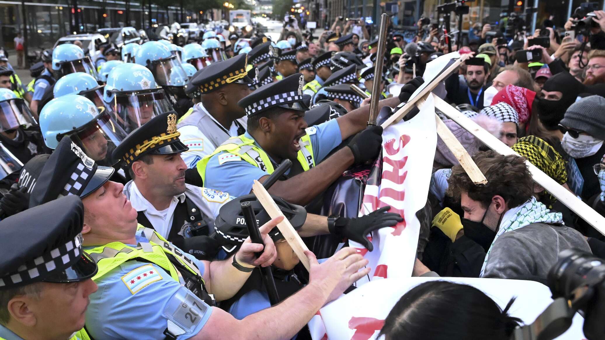 حاكم إلينوي يصف ترامب بـ"الديكتاتور" بعد تلويحه باستخدام القوات في شيكاغو