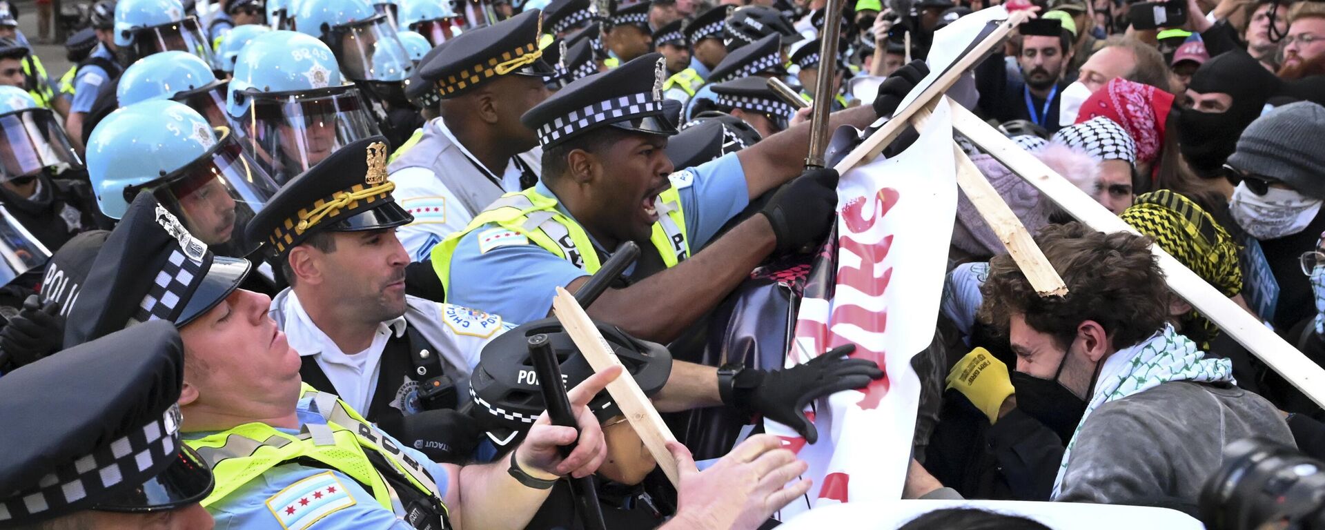 متظاهرون يشتبكون مع الشرطة بالقرب من القنصلية الإسرائيلية خلال المؤتمر الوطني الديمقراطي في شيكاغو. - سبوتنيك عربي, 1920, 06.09.2025