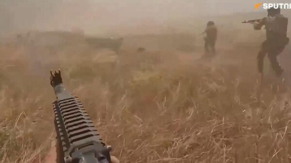 قوات روسية تشتبط مع القوات الأوكرانية وتسيطر على مقراتها في جمهورية دونيتسك الشعبية - سبوتنيك عربي