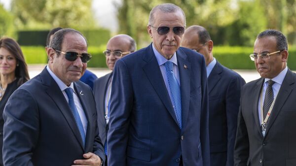 الرئيس التركي رجب طيب أردوغان يستقبل الرئيس المصري عبد الفتاح السيسي في أنقرة  - سبوتنيك عربي