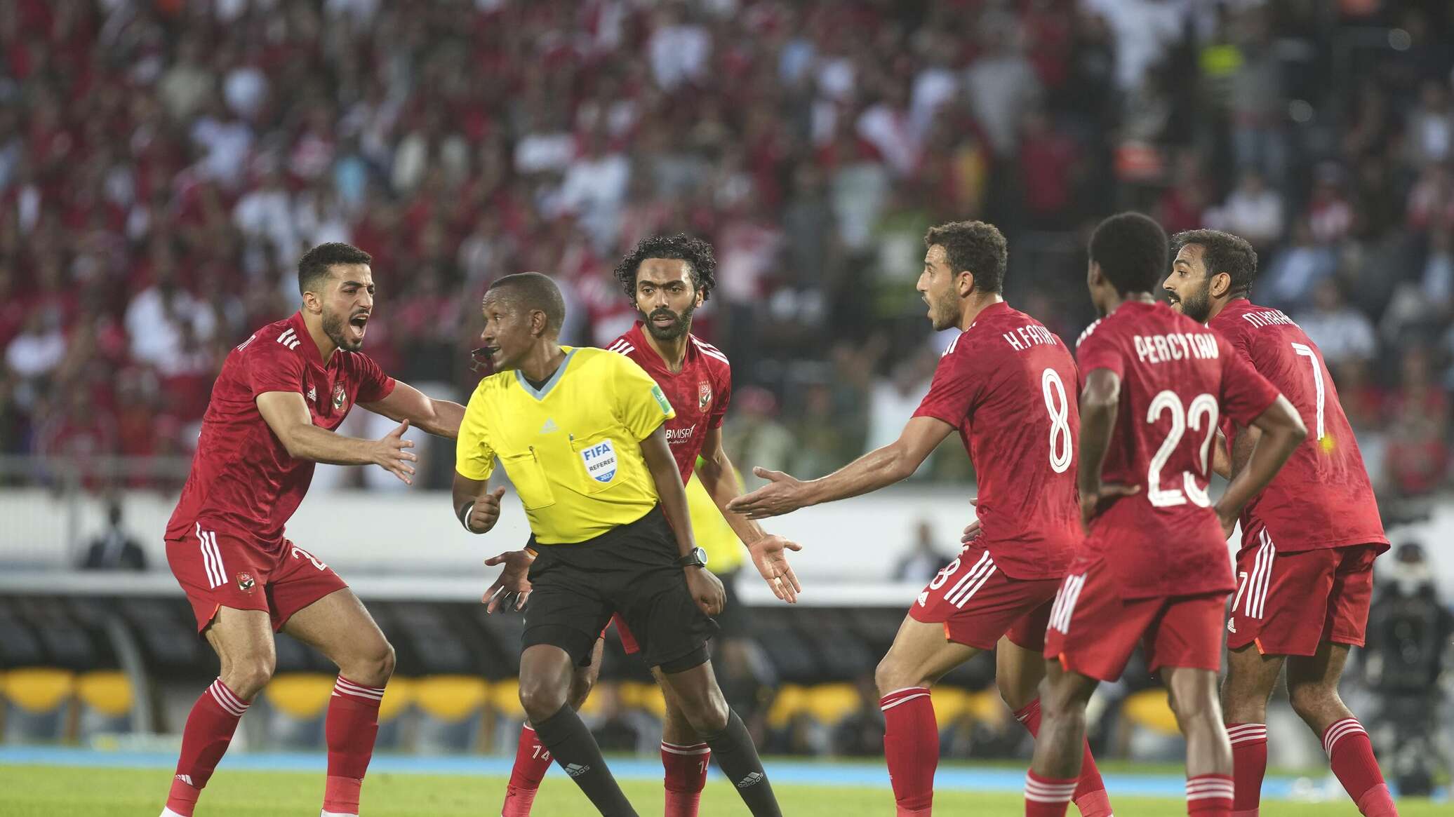 الأهلي يتوج بطلا لثلاث قارات بعد التغلب على العين بثلاثية في "إنتركونتنينتال"