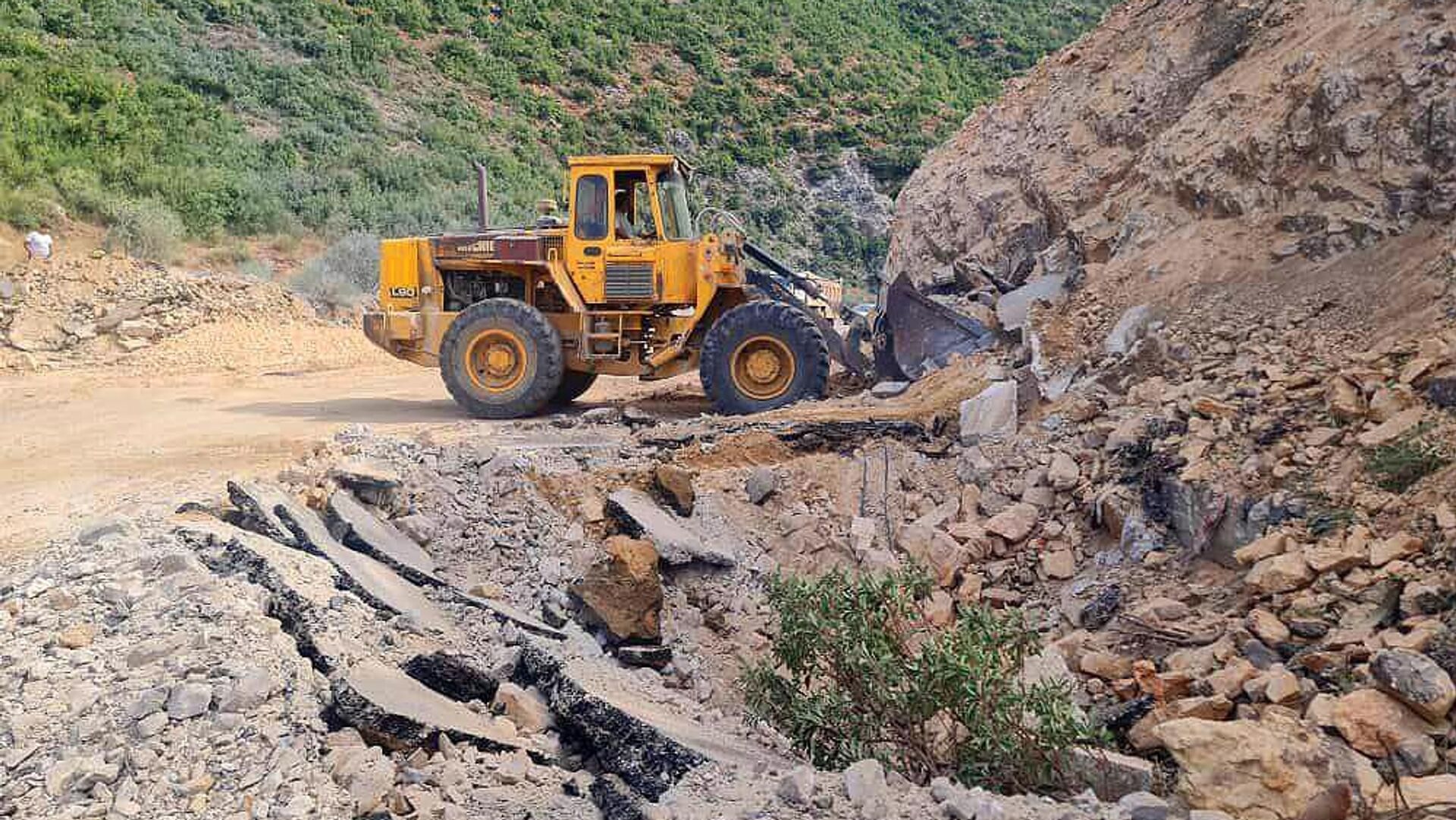 آثار العدوان الإسرائيلي على وسط سوريا يقطع طريقا حيويا يربط محافظتي حماة وطرطوس - سبوتنيك عربي, 1920, 11.09.2024