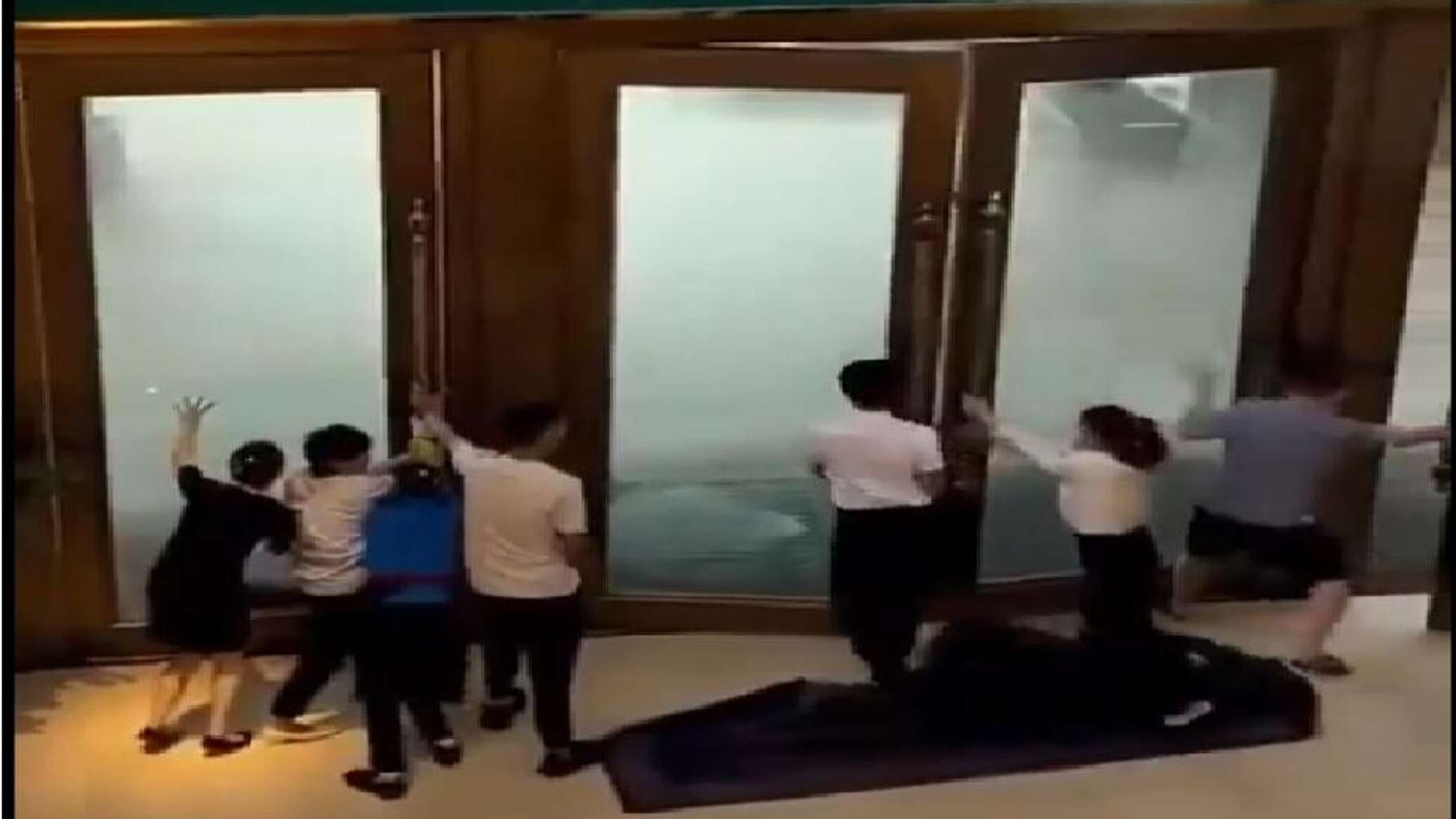 مواطنون في مواجهة إعصار "ياغي" والفاصل بوابة بناء... فيديو