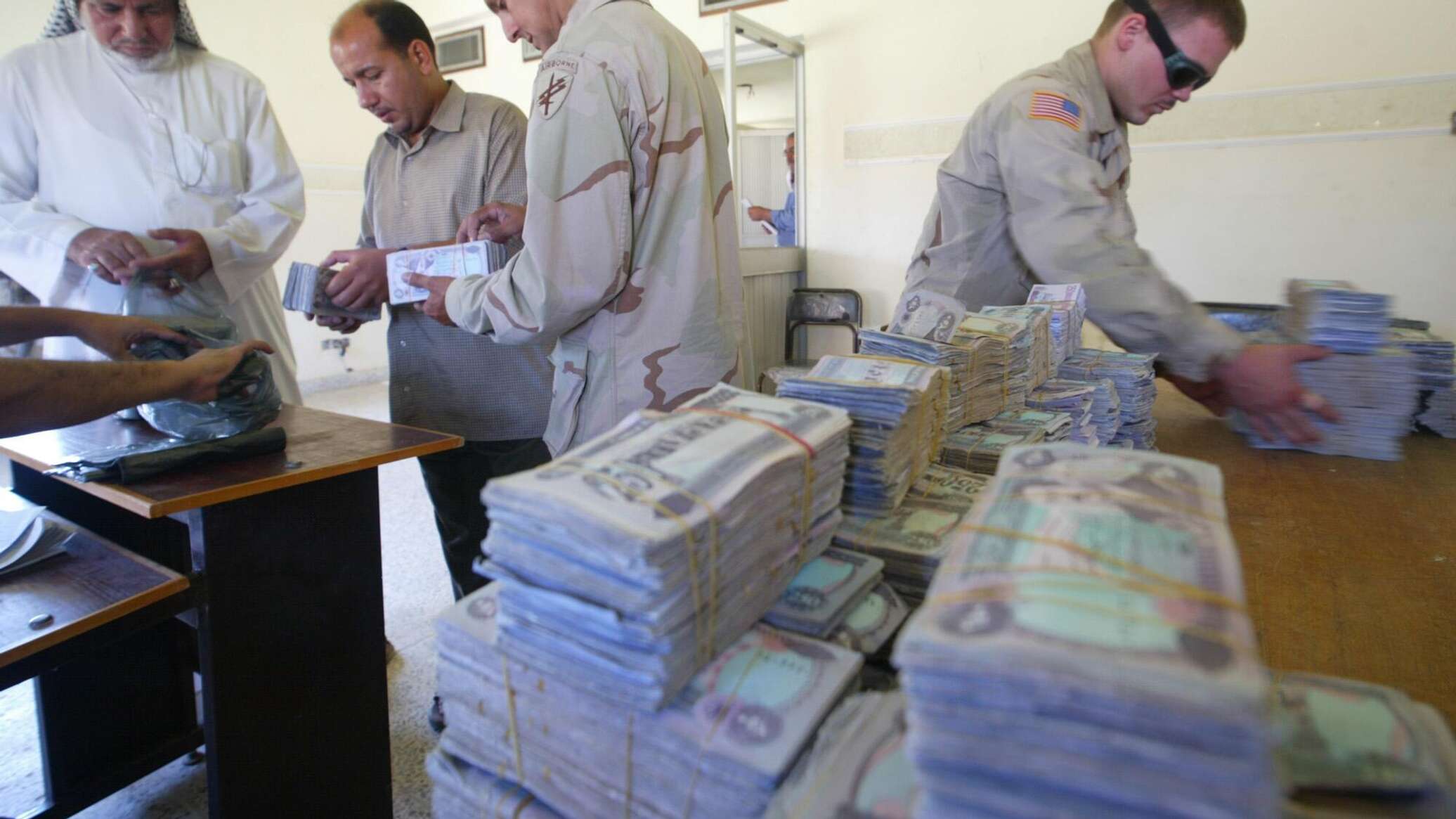 خبير اقتصادي يوضح لـ"سبوتنيك" تداعيات حظر الدفع النقدي في المؤسسات الحكومية العراقية