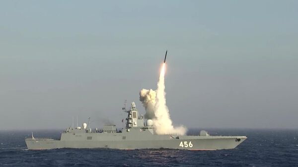 إطلاق صاروخ كروز كاليبر من فرقاطة الأسطول الشمالي الأدميرال غولوفكو من بحر بارنتس خلال تمرين القيادة والأركان الاستراتيجية أوكيان - 2024 - سبوتنيك عربي