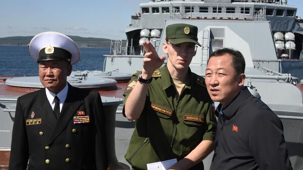 Военнослужащие народно-освободительной армии Китая во время показных комплексных учений с участием кораблей Тихоокеанского флота и ВМС Китая в рамках СКШУ Океан-2024 в Японском море - سبوتنيك عربي