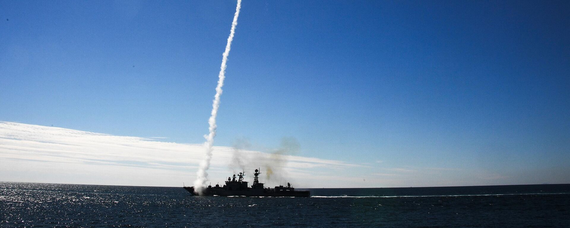 أطلقت السفينة الكبيرة المضادة للغواصات أدميرال بانتيليفا النار على نظام الصواريخ كينجال المضاد للطائرات خلال مناورة توضيحية معقدة بمشاركة سفن أسطول المحيط الهادئ والبحرية الصينية كجزء من مناورات المحيط -2024 في بحر اليابان. - سبوتنيك عربي, 1920, 10.11.2025