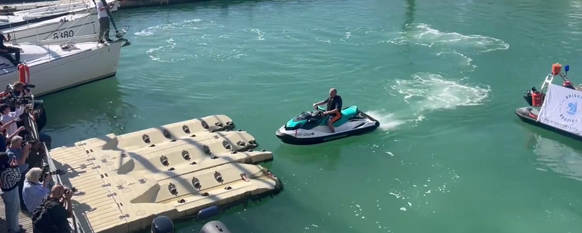 صورة لسياسي بريطاني يصل إلى مؤتمر على متن دراجة مائية - سبوتنيك عربي, 1920, 16.09.2024