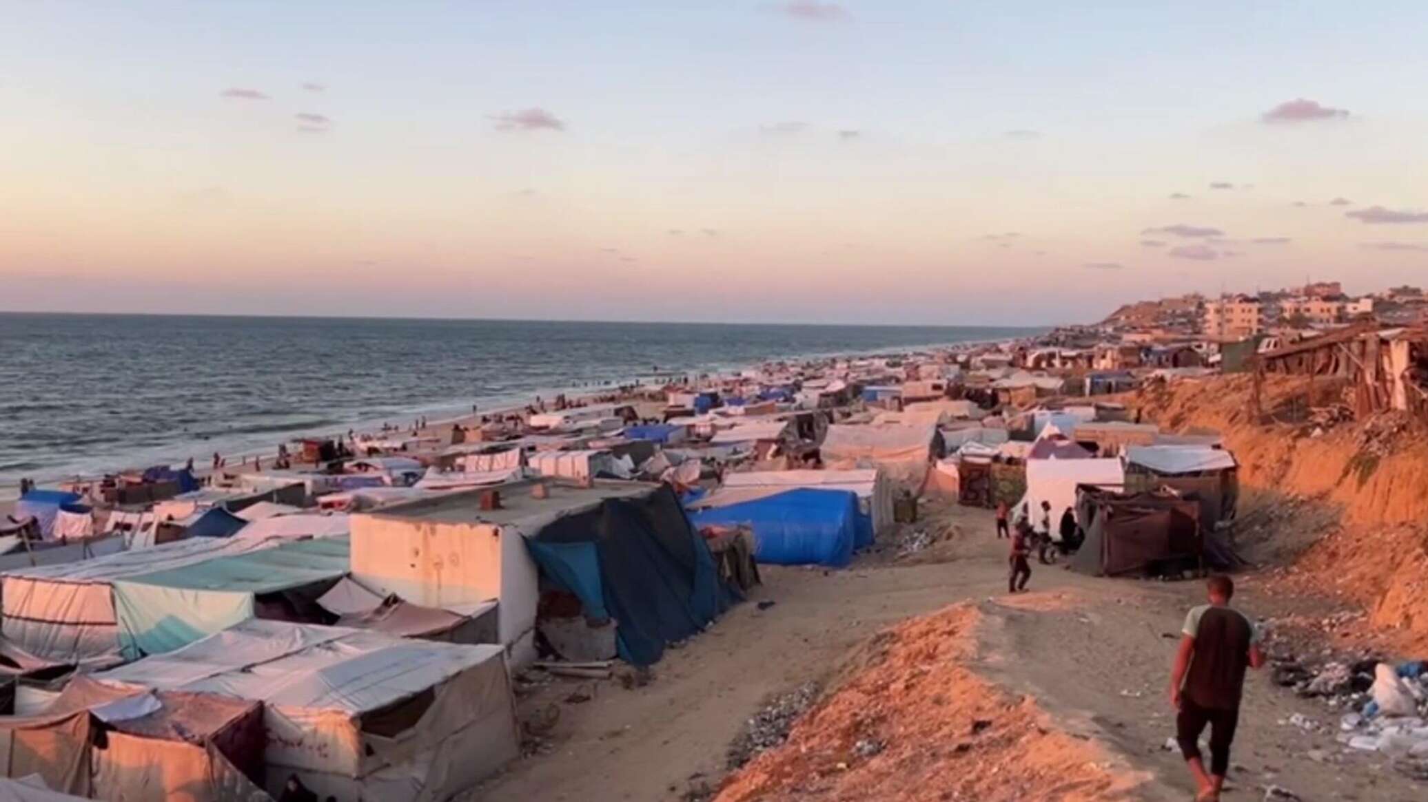 غزة.. مقتل العشرات في قصف إسرائيلي استهدف خيام النازحين بخان يونس