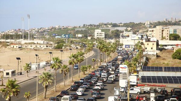 الطريق من جنوب لبنان إلى مدينة صيدا يشهد - إزدحام كبير بآلاف السيارات والشاحنات التي تقل النازحين من جنوب لبنان إلى مناطق ومراكز آيواء آمنة  - سبوتنيك عربي