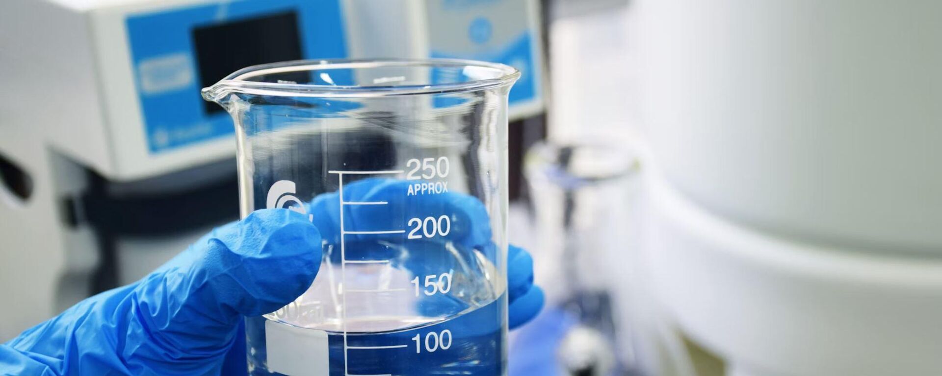 clear glass measuring cup on white table
 - سبوتنيك عربي, 1920, 25.09.2024