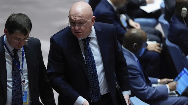 يغادر السفير الروسي لدى الأمم المتحدة فاسيلي نيبينزيا، على اليمين، اجتماع مجلس الأمن، 24 سبتمبر 2024، في مقر الأمم المتحدة. - سبوتنيك عربي