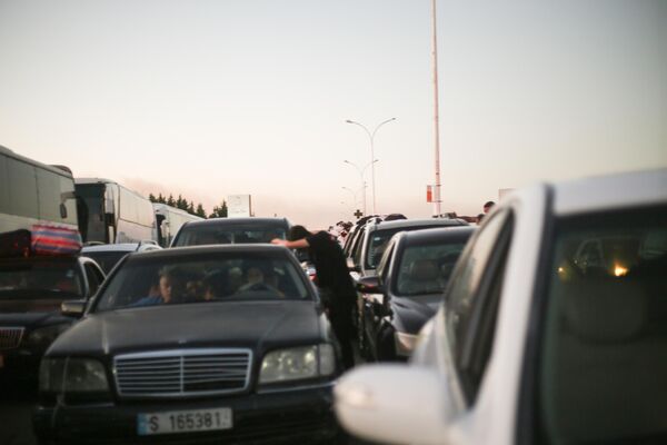 صور لتجمّع مواطنين لبنانيين عند الحدود السورية، هربًا من الغارات الإسرائيلية - سبوتنيك عربي