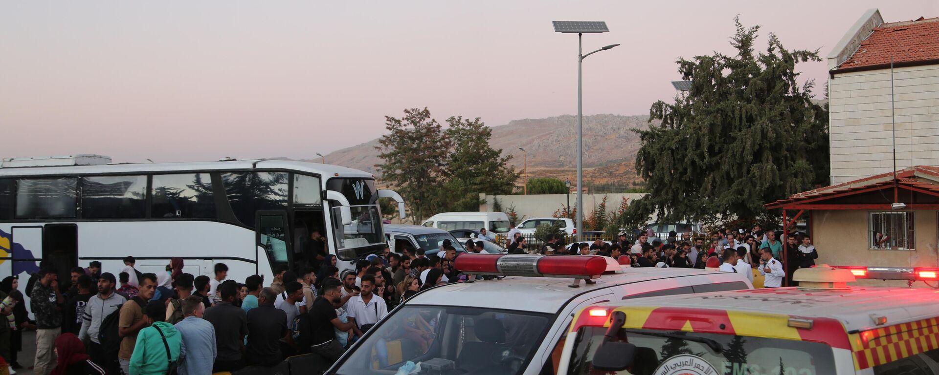 صور لتجمّع مواطنين لبنانيين عند الحدود السورية هربا من الغارات الإسرائيلية  - سبوتنيك عربي, 1920, 30.09.2024