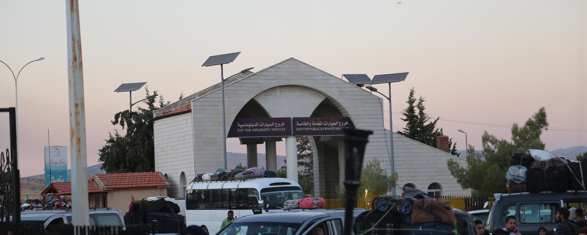 صورة لتجمع المواطنين اللبنانيين عند الحدود السورية اللبنانية هربا من الغارات الإسرائيلية - سبوتنيك عربي, 1920, 01.07.2025