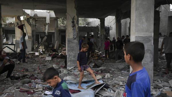 تداعيات قصف الطيرن الحربي الإسرائيلي على مسجد في دير البلح، قطاع غزة - سبوتنيك عربي