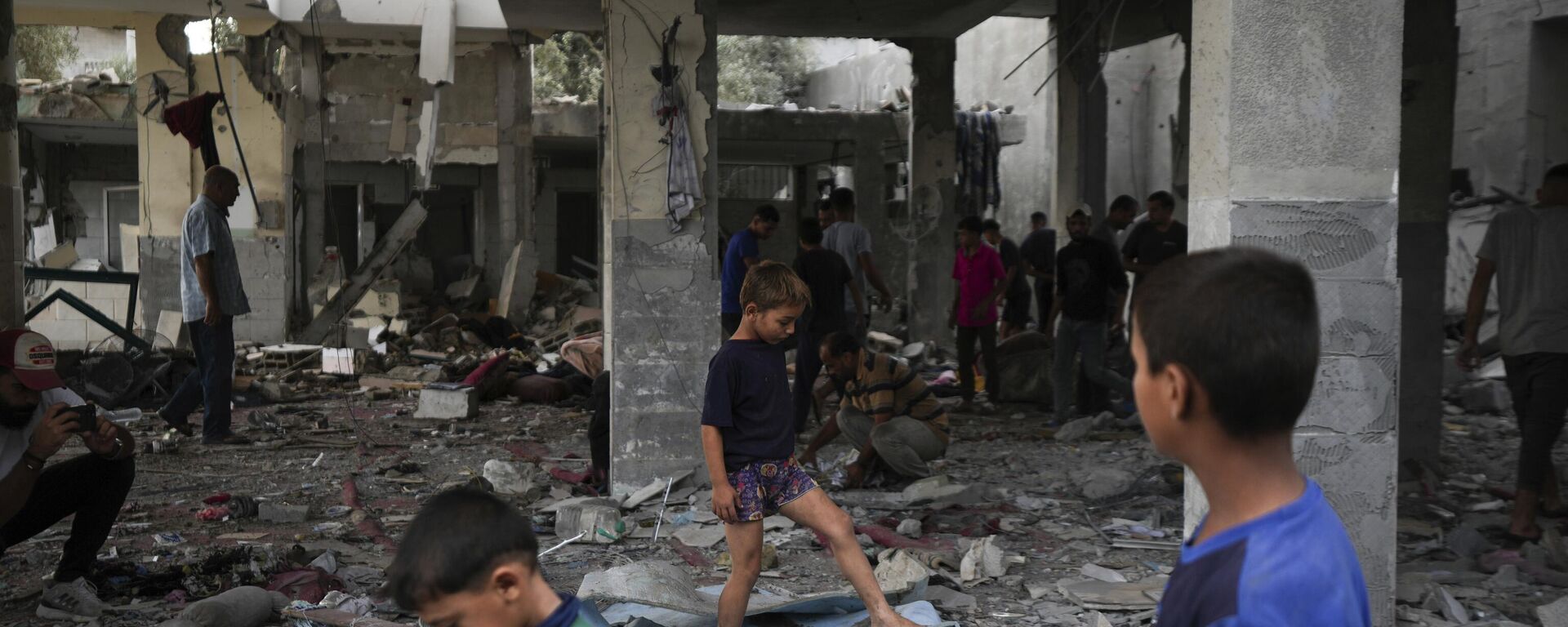 تداعيات قصف الطيرن الحربي الإسرائيلي على مسجد في دير البلح، قطاع غزة - سبوتنيك عربي, 1920, 31.03.2025