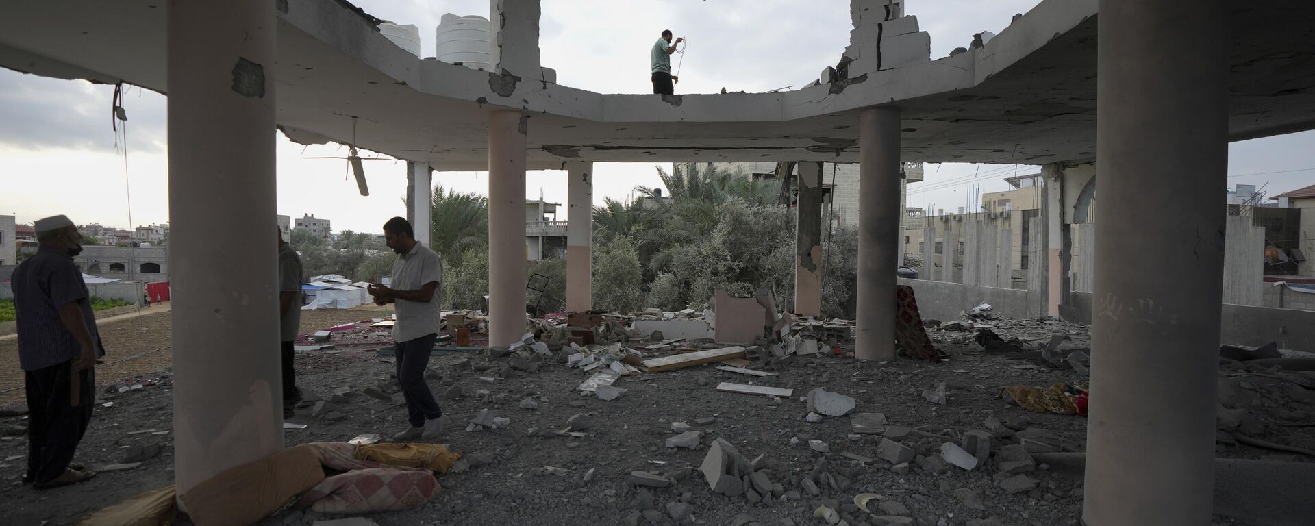 تداعيات قصف الطيرن الحربي الإسرائيلي على مسجد في دير البلح، قطاع غزة - سبوتنيك عربي, 1920, 07.10.2025