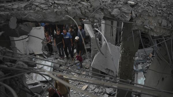 تداعيات قصف الطيرن الحربي الإسرائيلي على مسجد في دير البلح، قطاع غزة - سبوتنيك عربي