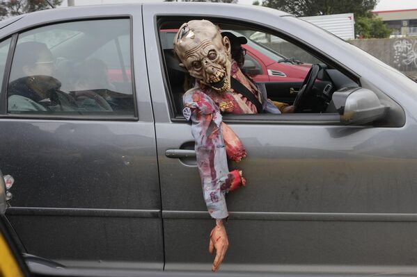 دمية على شكل مومياء تجلس في أحد السيارات خلال عيد الهالوين في بوغوتا، كولومبيا. - سبوتنيك عربي