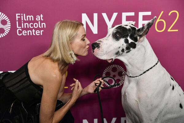الممثلة ناعومي واتس في لقطة طريفة مع الكلب بينغ، خلال العرض الأول لفيلم "ذا فريند" خلال مهرجان نيويورك السينمائي الثاني والستين في نيويورك، الولايات المتحدة. - سبوتنيك عربي