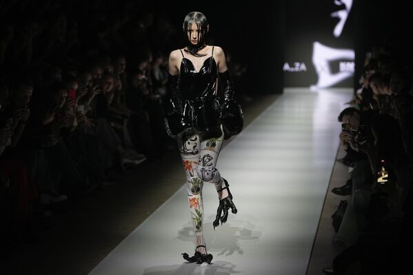 عارضة أزياء تعرض تصميمًا لأحد العلامات التجارية الروسية خلال أسبوع الموضة في موسكو، روسيا. - سبوتنيك عربي