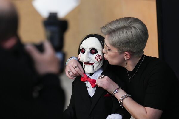 صورة لطفلة ترتدي قناع "الفتاة جيجي ساو" في الذكرى الـ20 لعرض فلم "سو" في المسرح المصري في هوليوود، في لوس أنجلوس. - سبوتنيك عربي