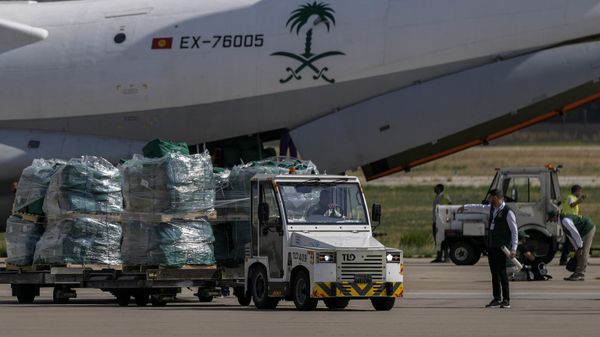عمال يقومون بتفريغ صناديق المساعدات الطبية السعودية التي وصلت إلى مطار بيروت الدولي، لبنان، 13 أكتوبر 2024. - سبوتنيك عربي