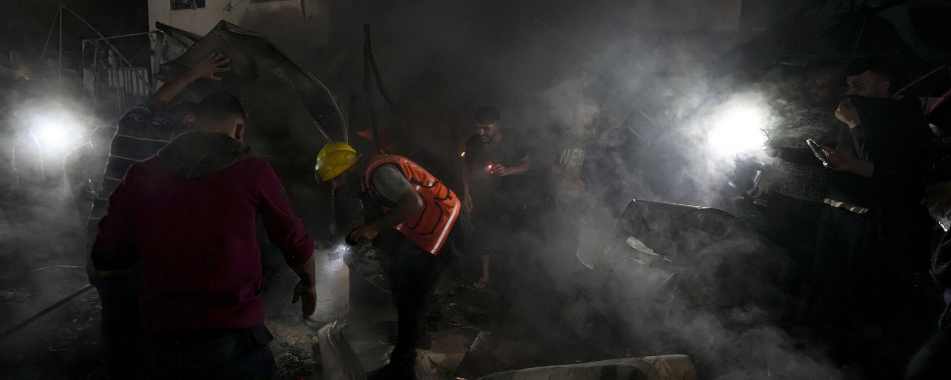 منطقة الخيام في ساحة مستشفى شهداء الأقصى في دير البلح  بعد حريق اندلع إثر قصف إسرائيلي عليها، قطاع غزة، 14 أكتوبر 2024. - سبوتنيك عربي, 1920, 14.05.2025