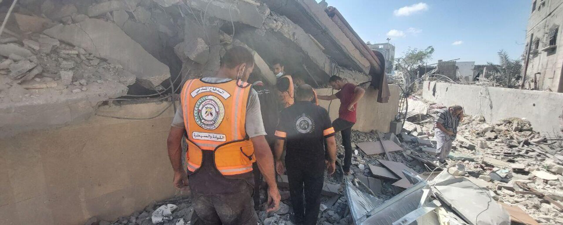 مشاهد لآثار الدمار الذي تسببت به الغارات الإسرائيلية على قطاع غزة وعمليات فرق الدفاع المدني  - سبوتنيك عربي, 1920, 05.04.2025