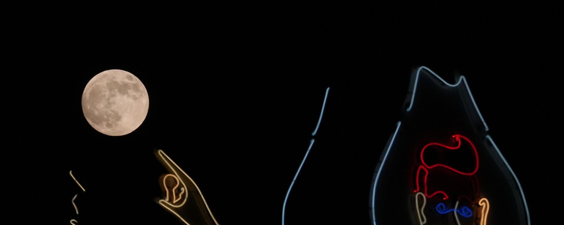 Неоновая вывеска на ярмарке штата Техас в Далласе во время суперлуния - سبوتنيك عربي, 1920, 17.10.2024