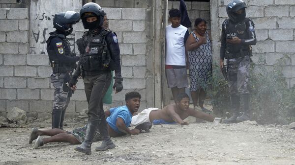 Полицейские совершают рейд в рамках операции по поиску оружия и наркотиков в районе Гуаякиля, Эквадор - سبوتنيك عربي