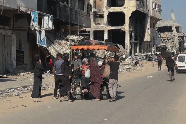 صورة للنازحين من مخيم جباليا وعدد من المناطق شمالي غزة نتيجة العملية العسكرية الإسرائيلية - سبوتنيك عربي