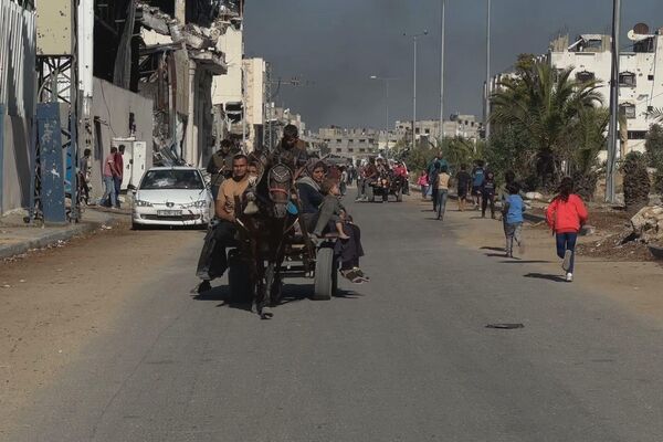 صورة للنازحين من مخيم جباليا وعدد من المناطق شمالي غزة نتيجة العملية العسكرية الإسرائيلية - سبوتنيك عربي