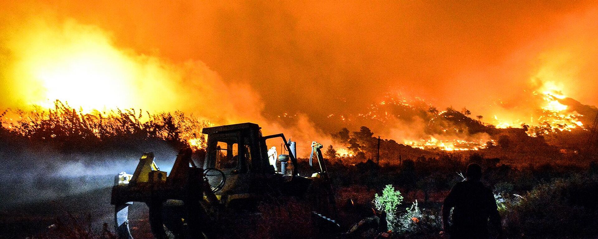 حرائق في ريف اللاذقية على السواحل السورية  - سبوتنيك عربي, 1920, 01.02.2025