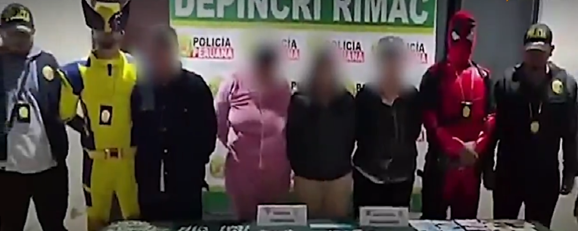صورة لعناصر شرطة يرتدون زي أبطال خارقين أثناء إلقاء القبض على تجار مخدرات في البيرو - سبوتنيك عربي, 1920, 04.11.2024