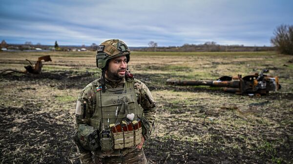 طواقم قوات المدفعية 2إس3 أكاتسيا من مجموعة قوات بريسا، التابعة للقوات الخاصة أخمات، في منطقة مقاطعة كورسك الروسية - سبوتنيك عربي