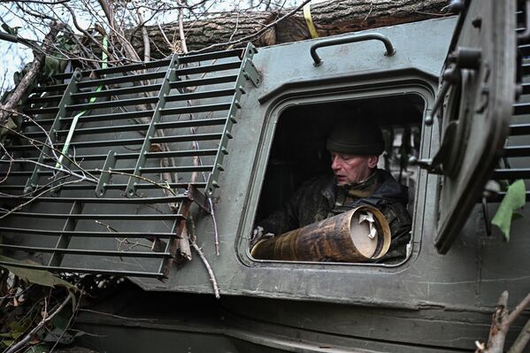 طواقم قوات المدفعية 2إس3 أكاتسيا من مجموعة قوات بريسا، التابعة للقوات الخاصة أخمات، في منطقة مقاطعة كورسك الروسية طواقم قوات المدفعية 2إس3 أكاتسيا من مجموعة قوات بريسا، التابعة للقوات الخاصة أخمات، في منطقة مقاطعة كورسك الروسية - سبوتنيك عربي