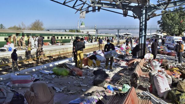 مسؤولون أمنيون يفحصون موقع انفجار قنبلة في محطة للسكك الحديدية في كويتا، جنوب غرب باكستان، السبت 9 نوفمبر 2024. - سبوتنيك عربي