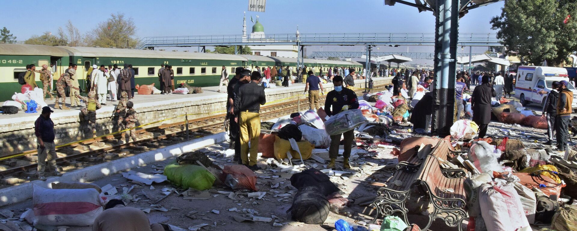 مسؤولون أمنيون يفحصون موقع انفجار قنبلة في محطة للسكك الحديدية في كويتا، جنوب غرب باكستان، السبت 9 نوفمبر 2024. - سبوتنيك عربي, 1920, 28.06.2025