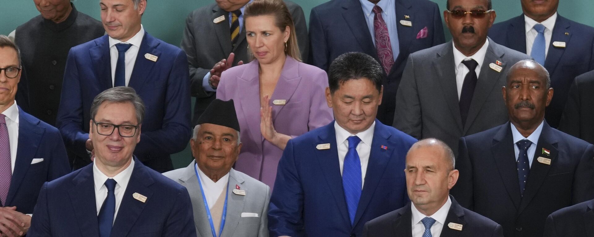 رئيسة وزراء الدنمارك ميتي فريدريكسن، في الوسط، تلتقط صورة جماعية مع آخرين في قمة المناخ التابعة للأمم المتحدة COP29، الثلاثاء 12 نوفمبر 2024. - سبوتنيك عربي, 1920, 06.01.2026