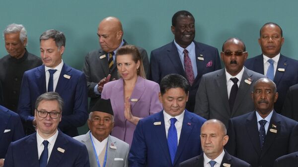 رئيسة وزراء الدنمارك ميتي فريدريكسن، في الوسط، تلتقط صورة جماعية مع آخرين في قمة المناخ التابعة للأمم المتحدة COP29، الثلاثاء 12 نوفمبر 2024. - سبوتنيك عربي