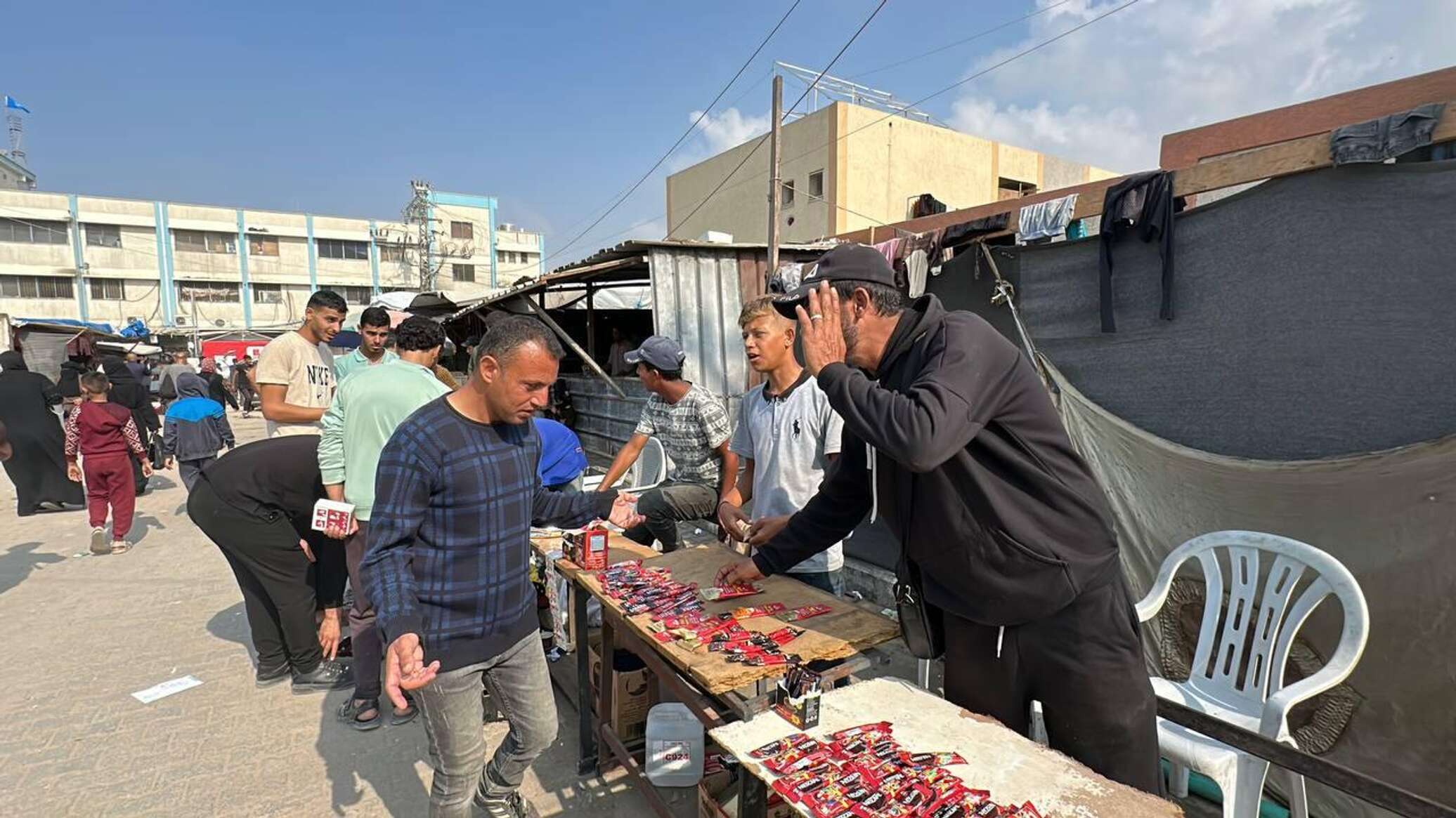 أسواق خان يونس شبه فارغة من البضائع والأسعار تواصل صعودها الحاد في قطاع غزة