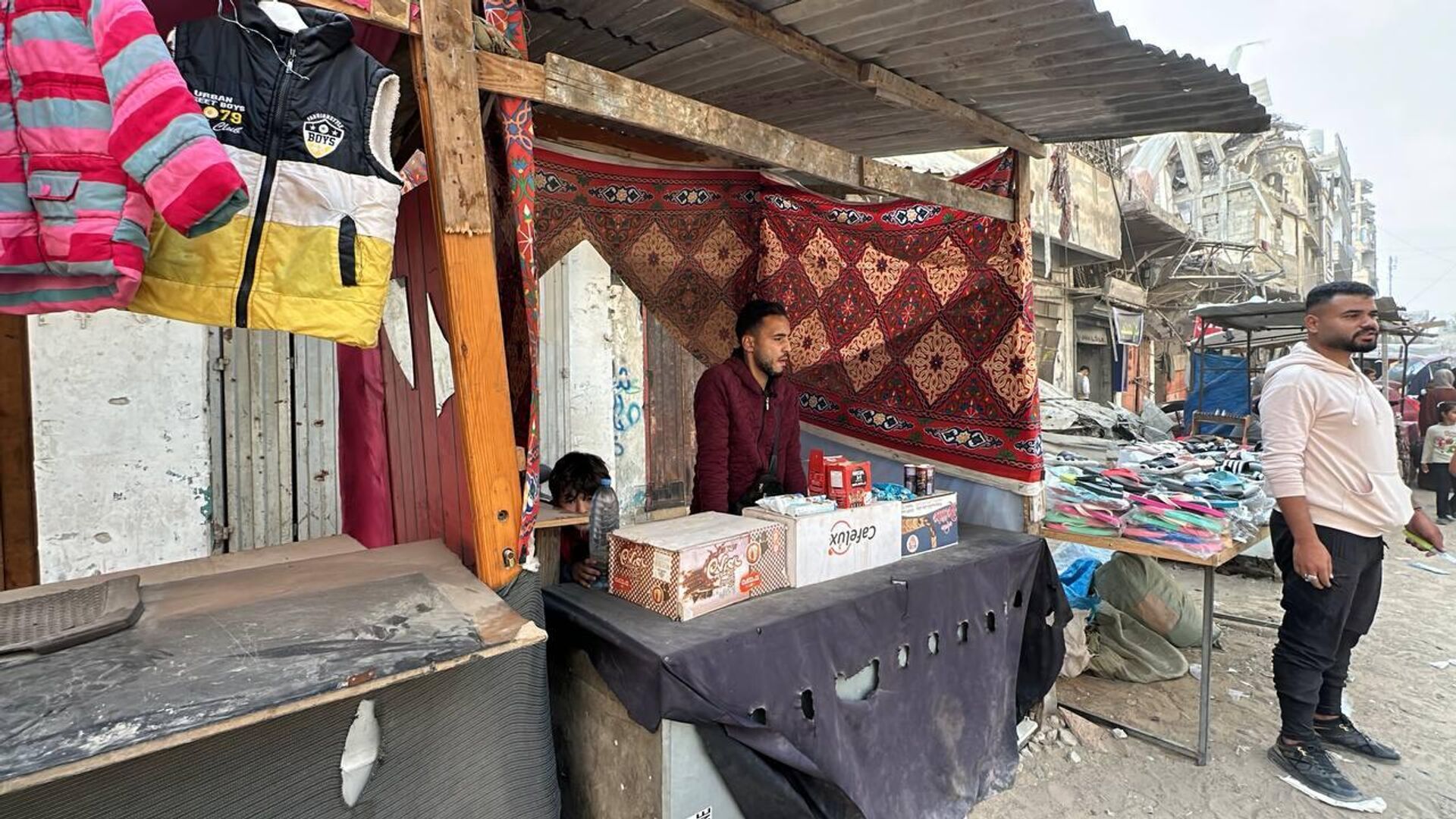 أسواق خان يونس شبه فارغة من البضائع والأسعار تواصل صعودها الحاد في قطاع غزة - سبوتنيك عربي, 1920, 15.11.2024