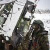 Военнослужащие батальонно-тактической группы Каштана спецназа Ахмат возле подбитого бронеавтомобиля иностранного производства - سبوتنيك عربي