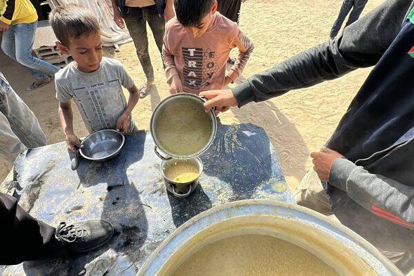 عمل وتوزيع التكيات للنازحين في خان يونس في جنوب قطاع غزة - سبوتنيك عربي